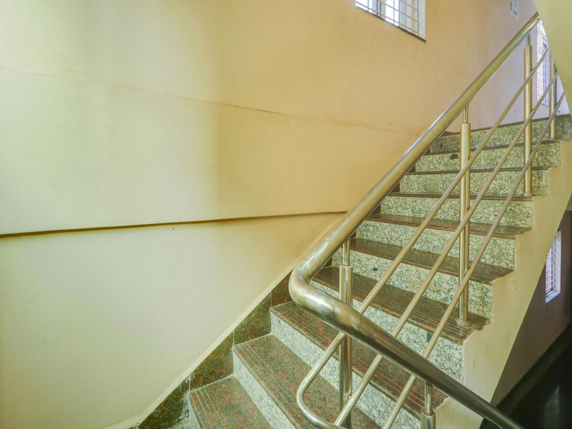 Super Townhouse Qualia Prime Hotel Near Nexus Mall Хидерабад Екстериор снимка